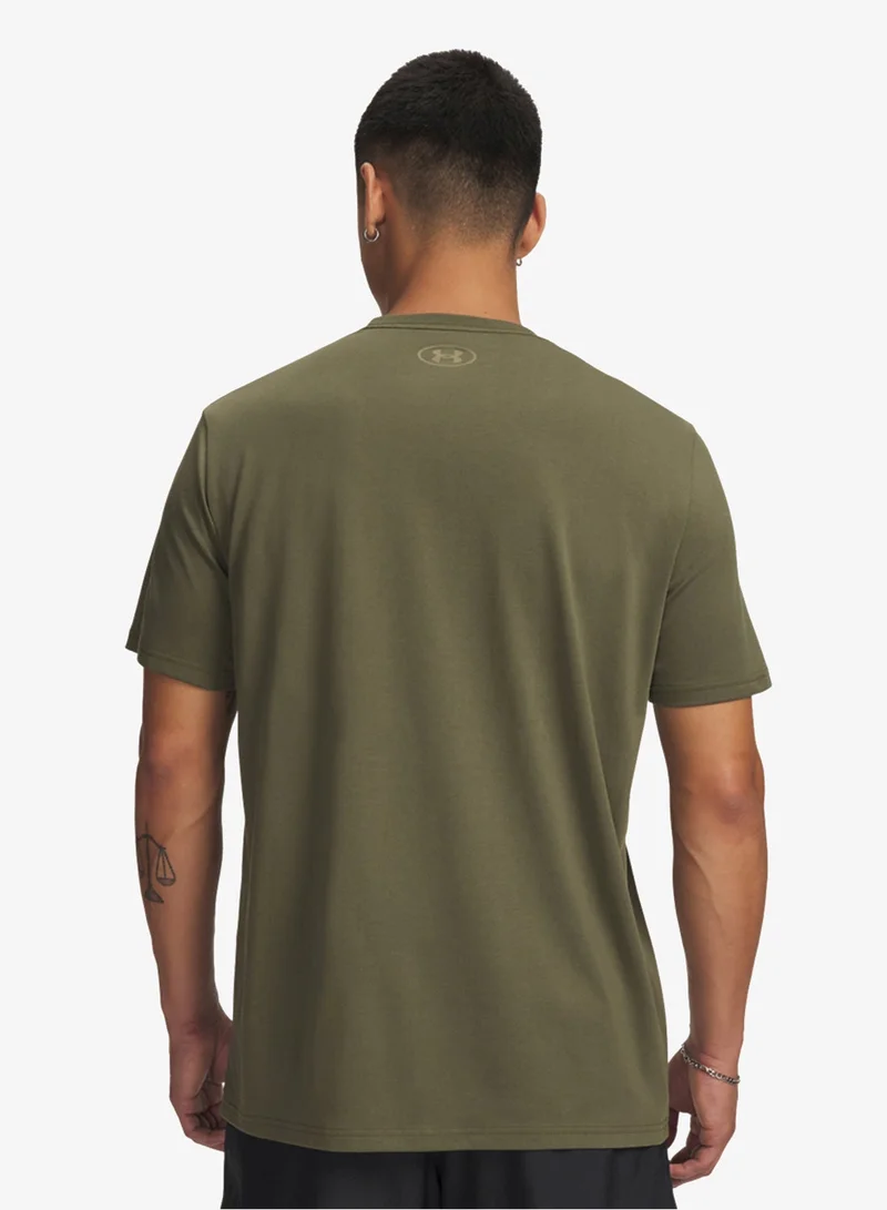 اندر ارمر تيشيرت رياضي بشعار في صندوق